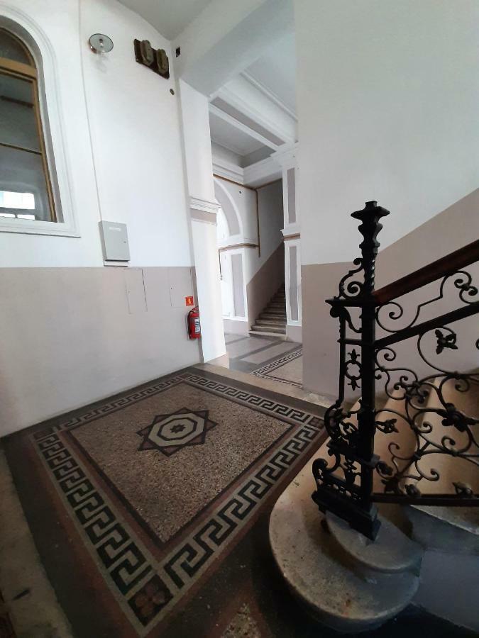 Gallery *